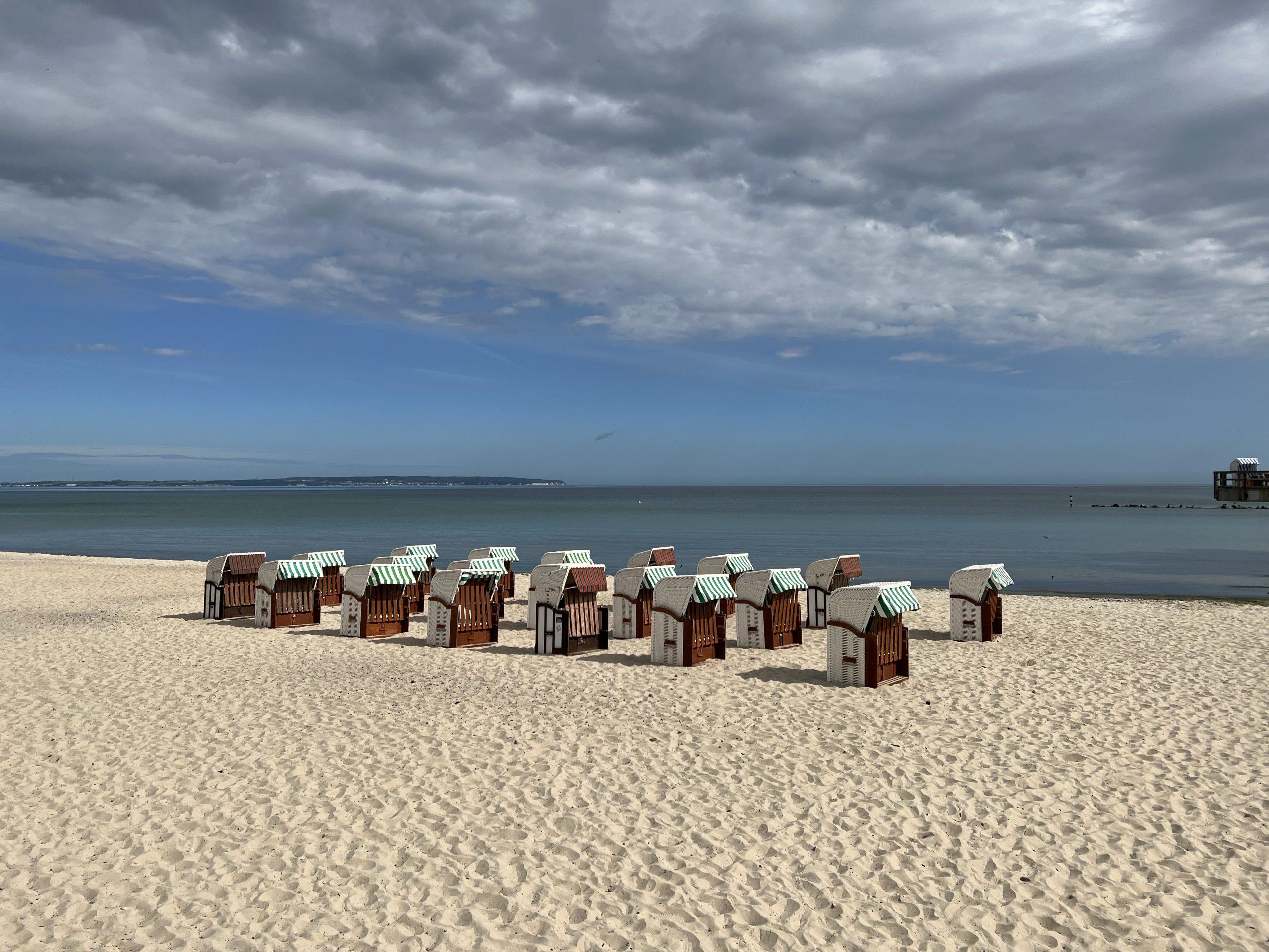 Strandkörbe mit Blick aufs Meer