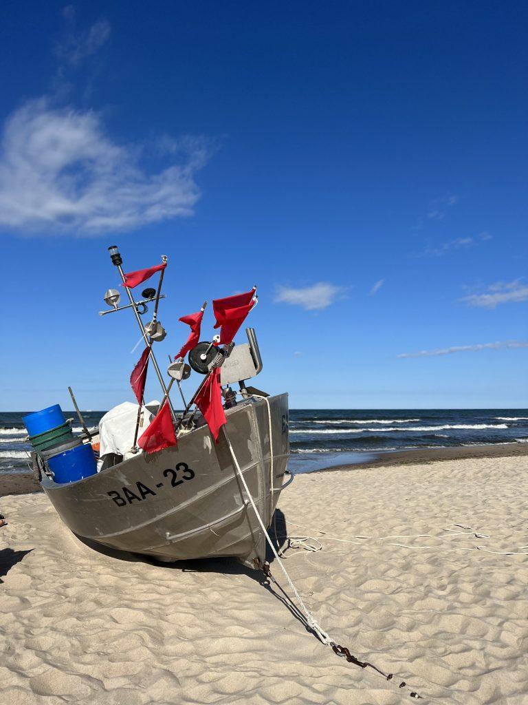 Fischerboot am Strand von Baabe